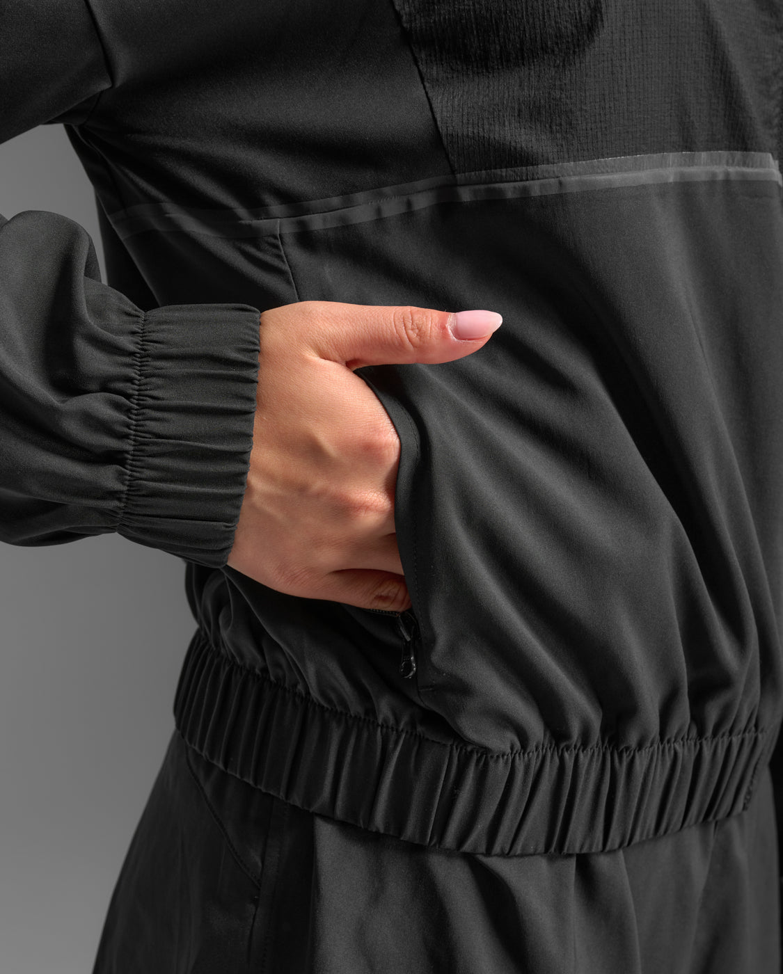 W Aero Sheer Windbreaker 女士 暢跑連帽防風防潑水機能外套 | 黑