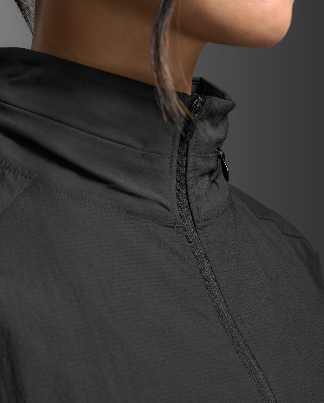 W Aero Sheer Windbreaker 女士 暢跑連帽防風防潑水機能外套 | 黑