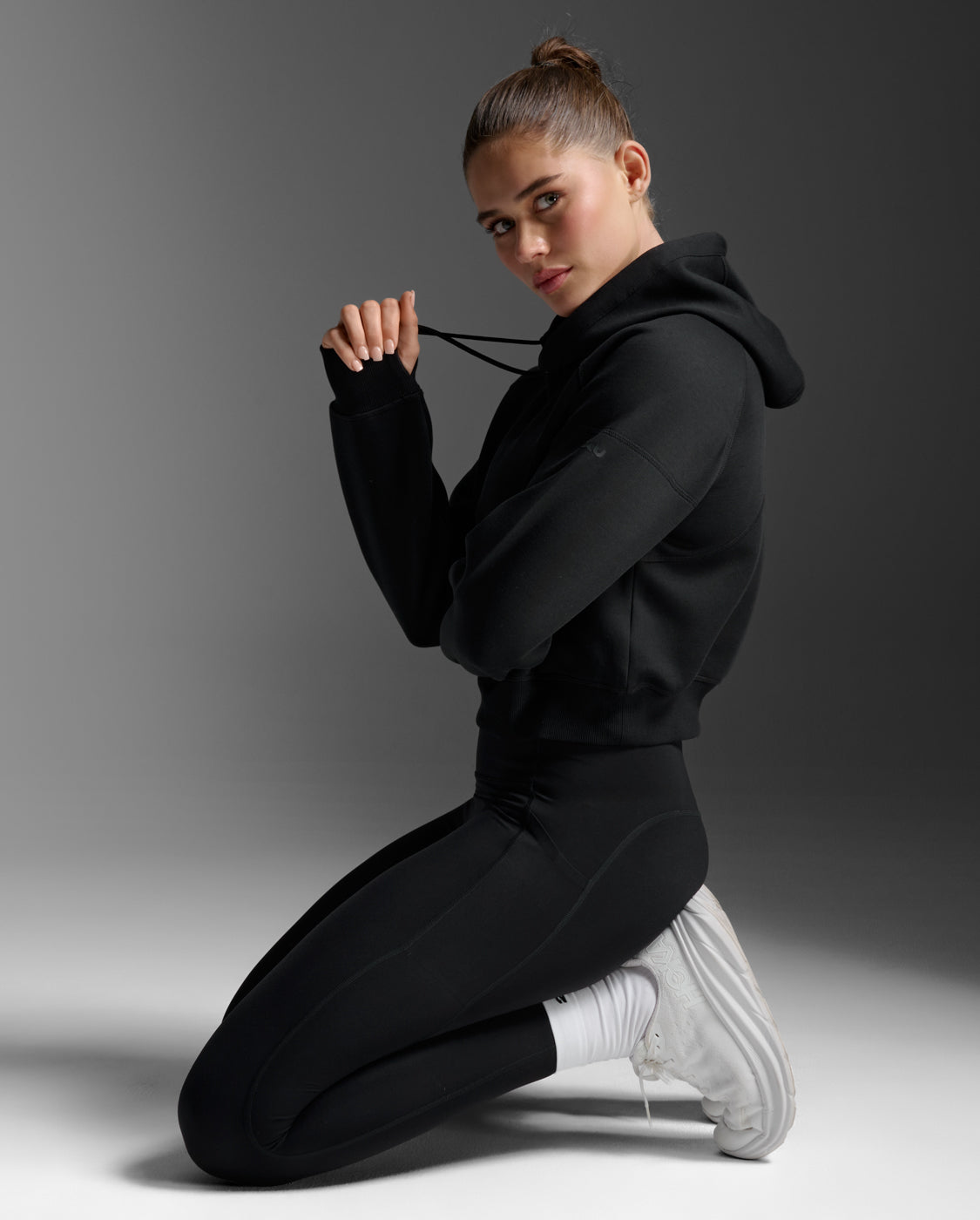W Form Smooth Spacer Crop Hoodie 女士 舒適輕柔保暖短版機能連帽上衣|黑
