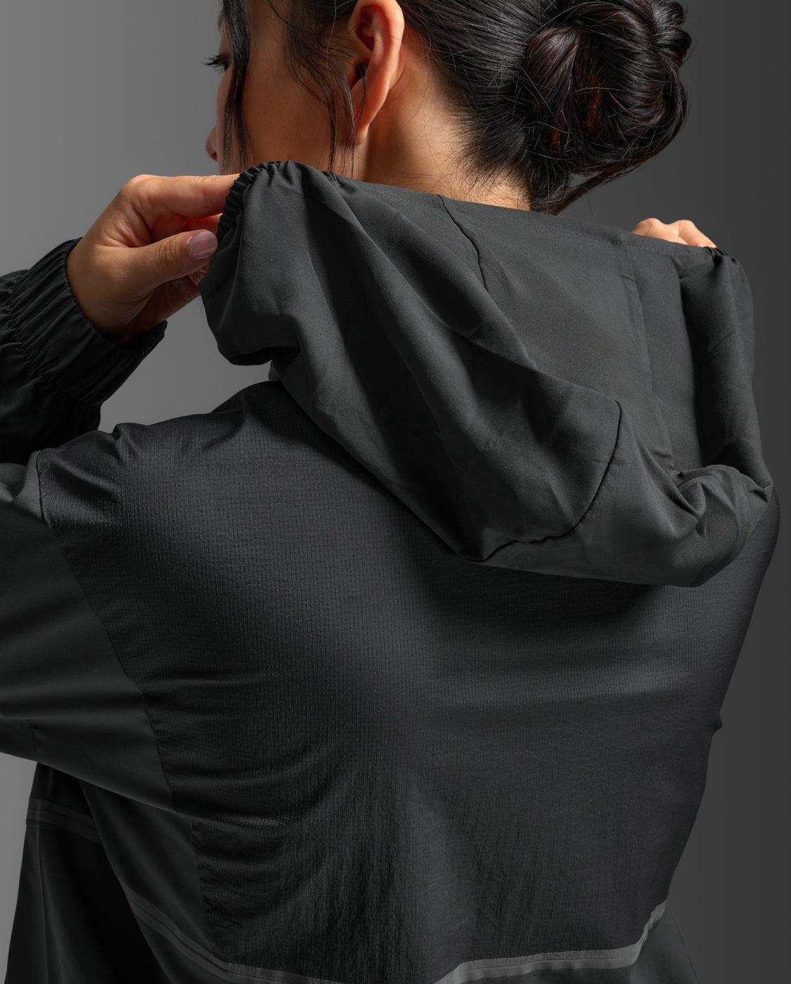 W Aero Sheer Windbreaker 女士 暢跑連帽防風防潑水機能外套 | 黑