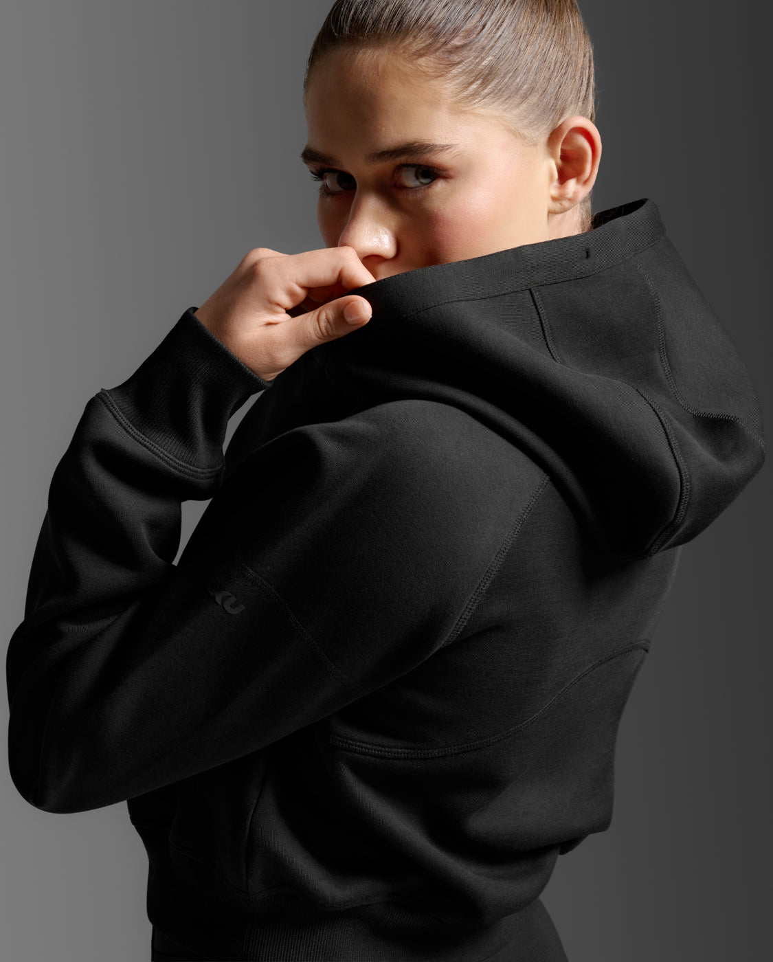 W Form Smooth Spacer Crop Hoodie 女士 舒適輕柔保暖短版機能連帽上衣|黑