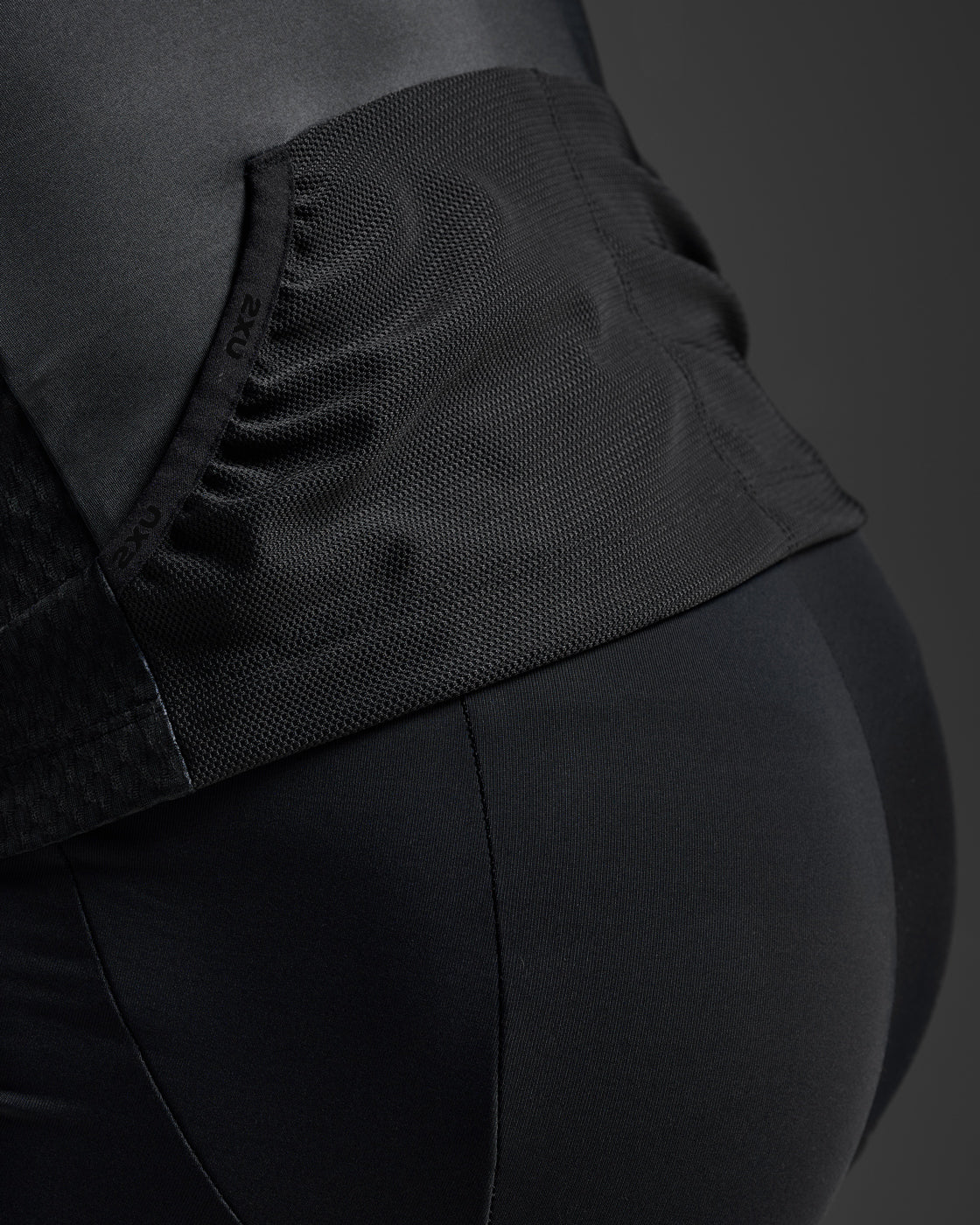 Aero Hex Tri Sleeved Top for Men: Running Fluid Kinetic Athletes, Performance-Oriented Triathlon Jacket with Sleeves | Black