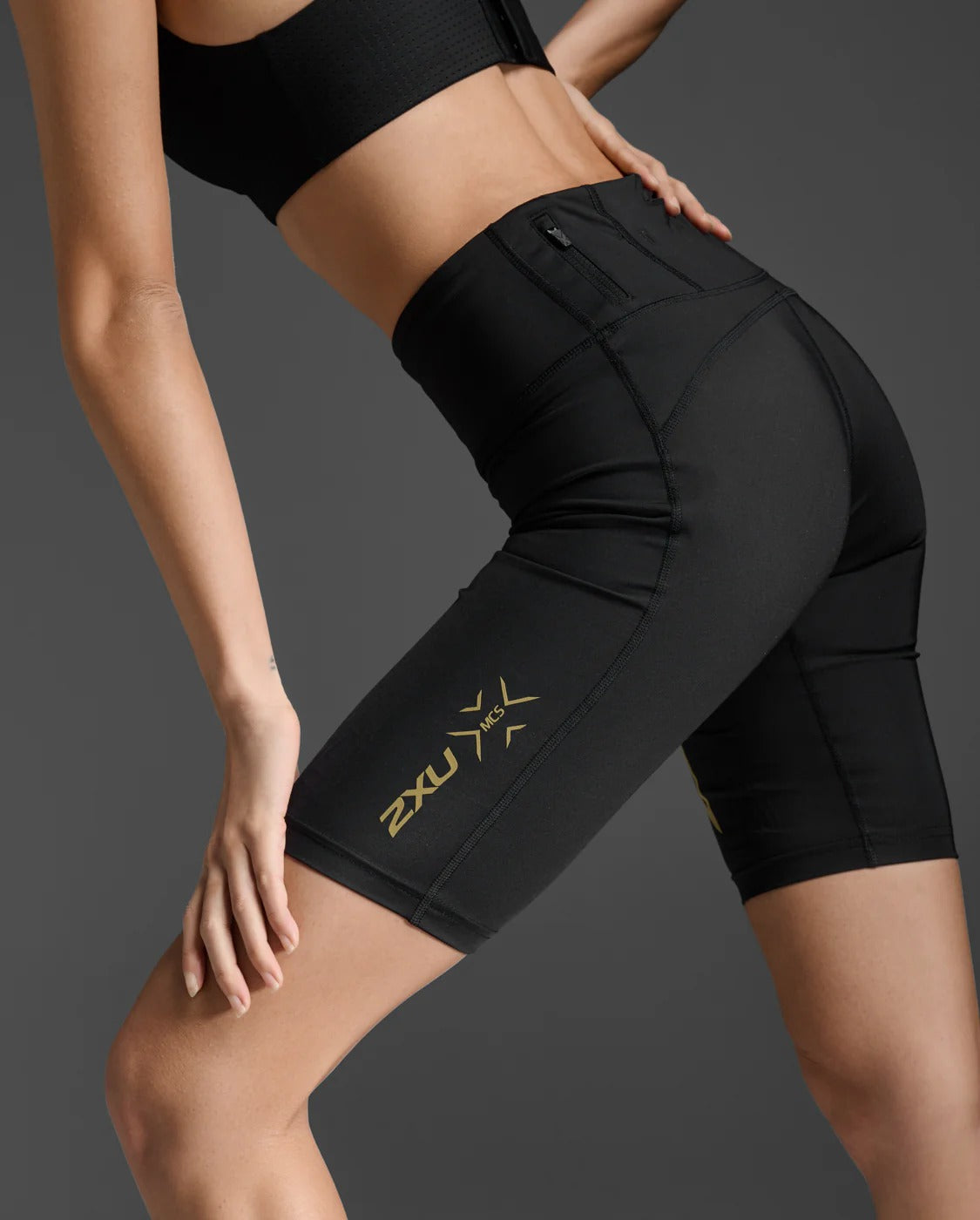 W Light Speed Mid-Rise Compression Short 女士 中腰手機口袋輕盈奔馳壓縮短褲|黑/金