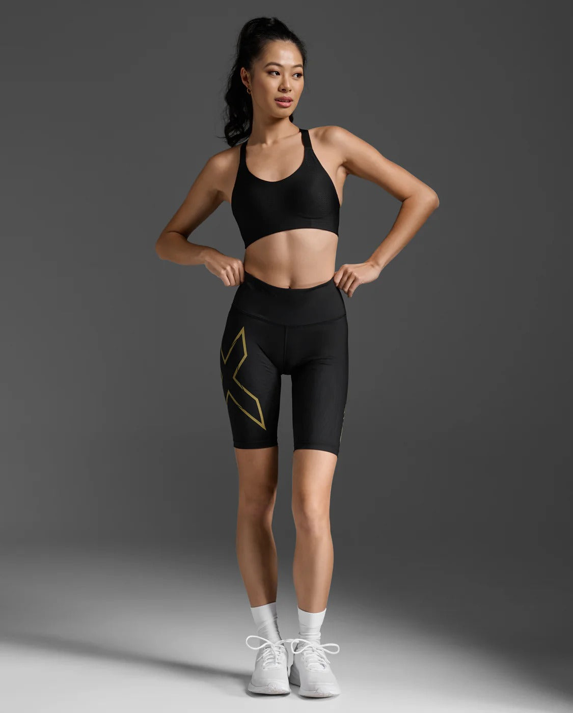 W Light Speed Mid-Rise Compression Short 女士 中腰手機口袋輕盈奔馳壓縮短褲|黑/金