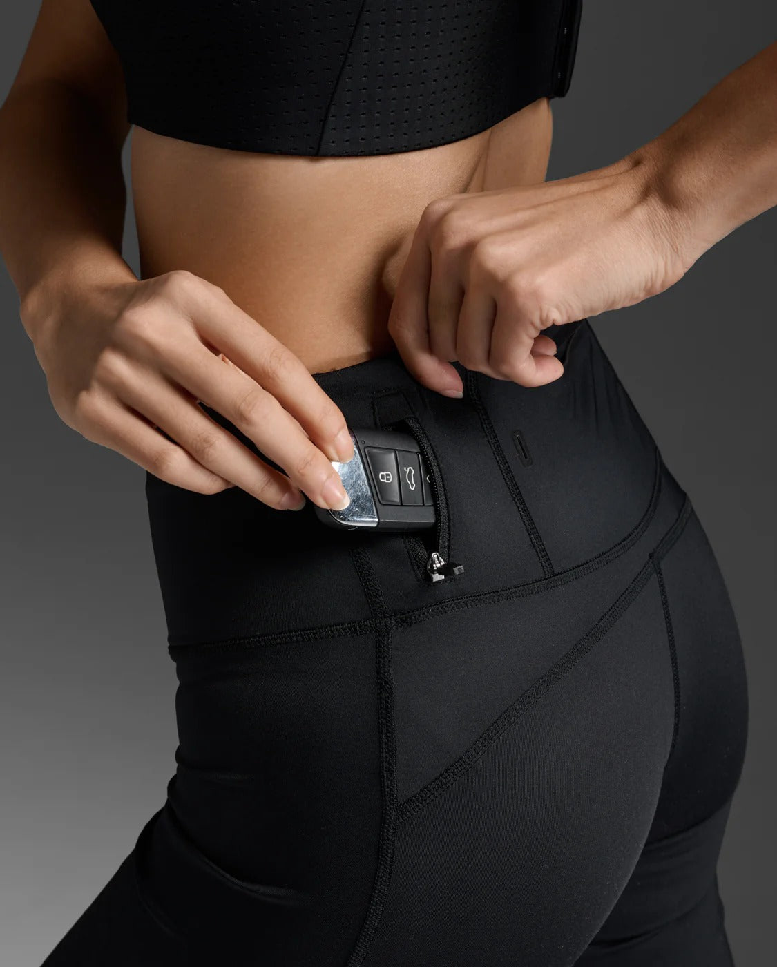 W Light Speed Mid-Rise Compression Short 女士 中腰手機口袋輕盈奔馳壓縮短褲|黑/金