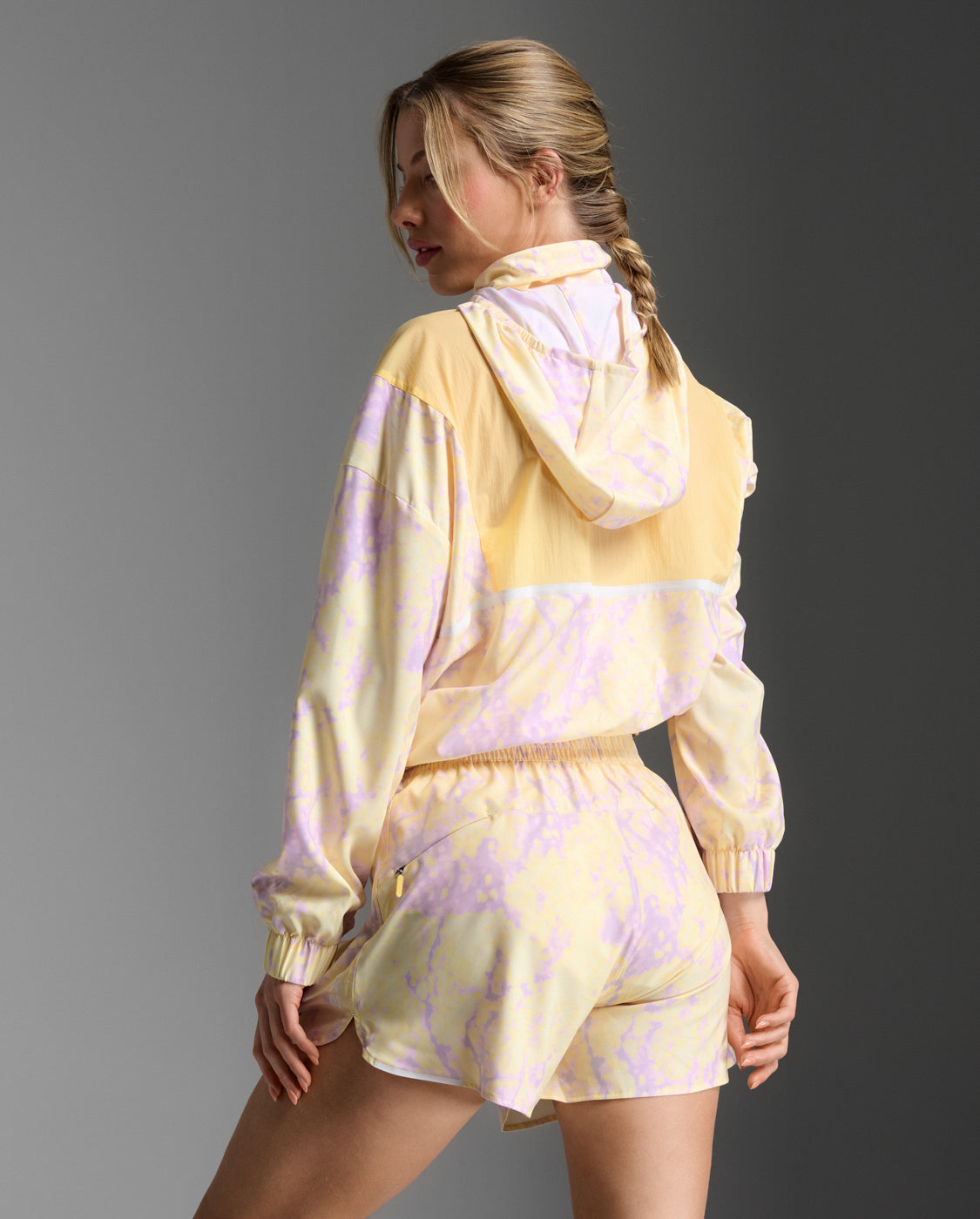 W Aero Sheer Windbreaker 女士 暢跑連帽防風防潑水機能外套 | 黃