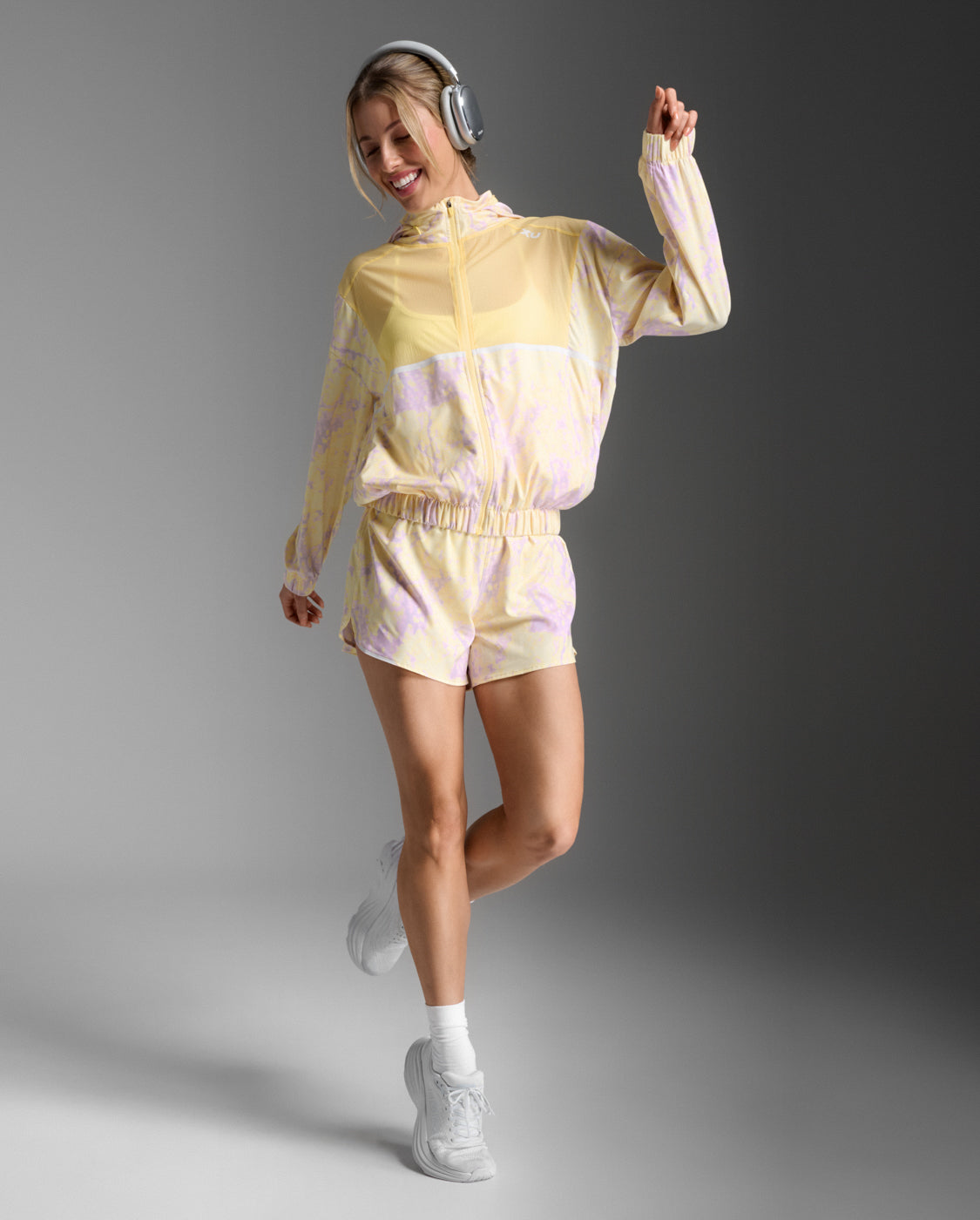 W Aero Sheer Windbreaker 女士 暢跑連帽防風防潑水機能外套 | 黃