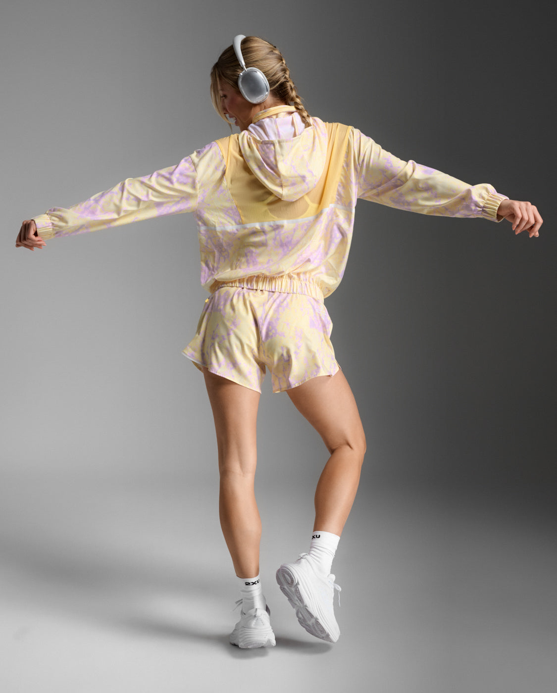 W Aero Sheer Windbreaker 女士 暢跑連帽防風防潑水機能外套 | 黃