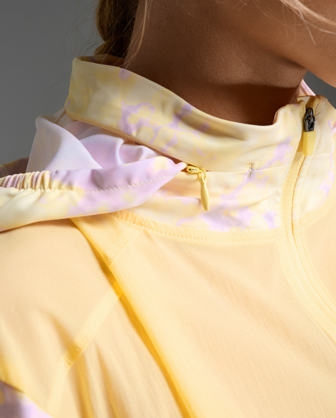 W Aero Sheer Windbreaker 女士 暢跑連帽防風防潑水機能外套 | 黃