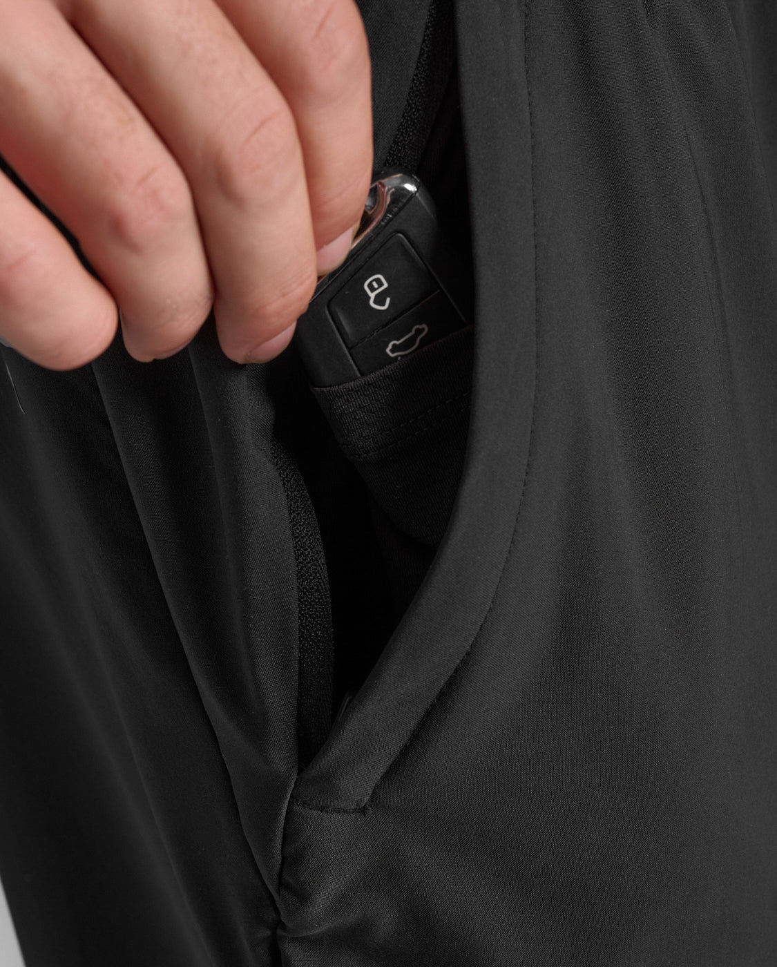 M Aero Woven Jogger 男士 輕盈舒適快乾涼感訓練長褲  | 黑