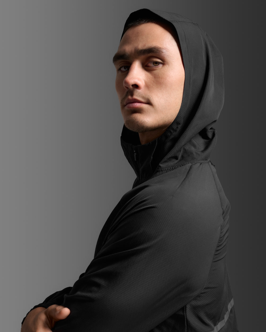 M Aero Hex Windbreaker 男士 暢跑連帽防風防潑水機能外套｜黑