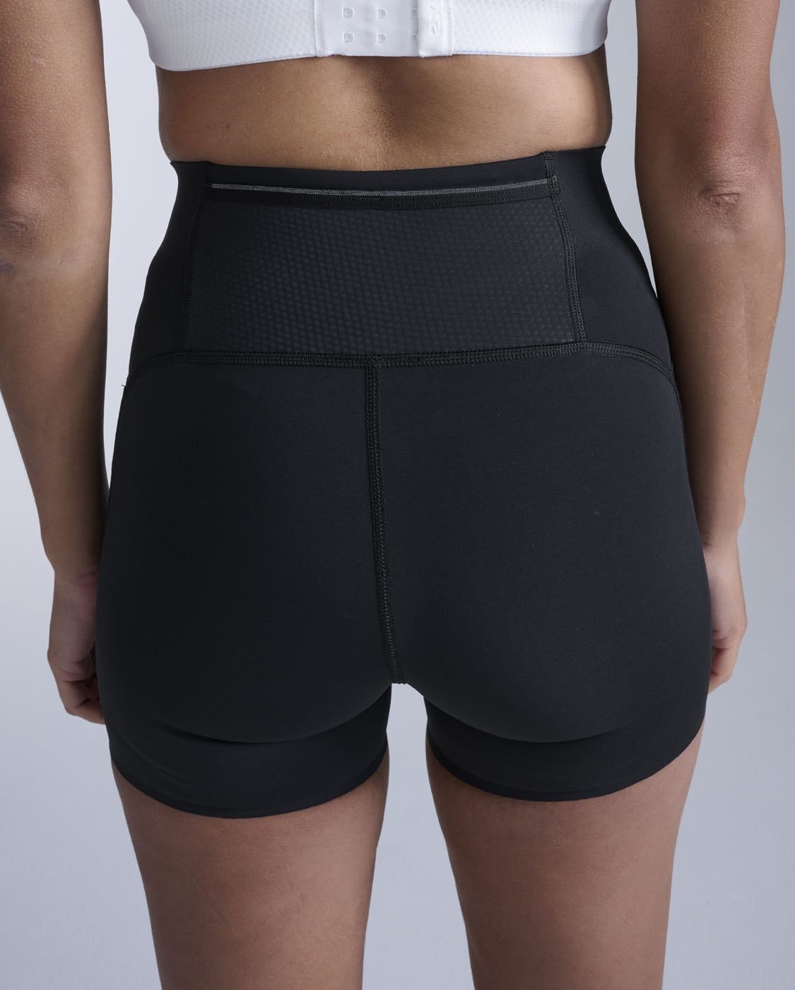 Aero Mesh Hi-Rise Compression 4In Shorts 女士 高腰壓縮 4 吋短褲｜黑