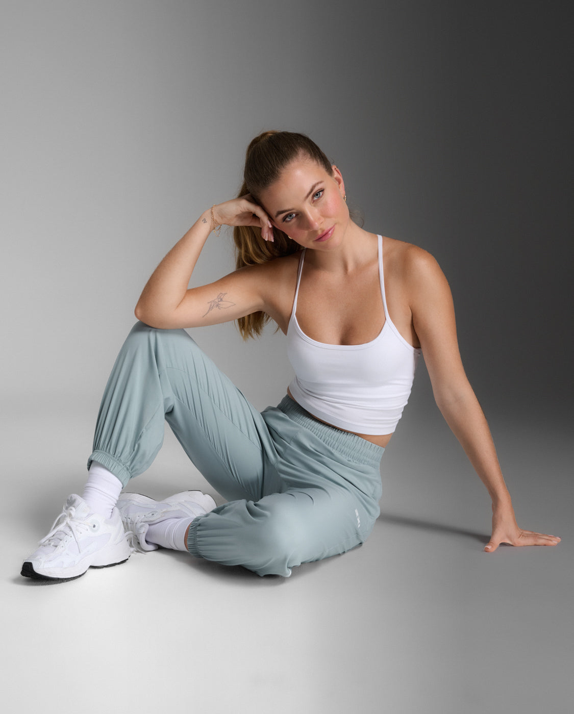 W Aero Hi-Rise Woven Jogger 女士 暢跑高腰輕盈快乾舒適機能長褲｜天藍
