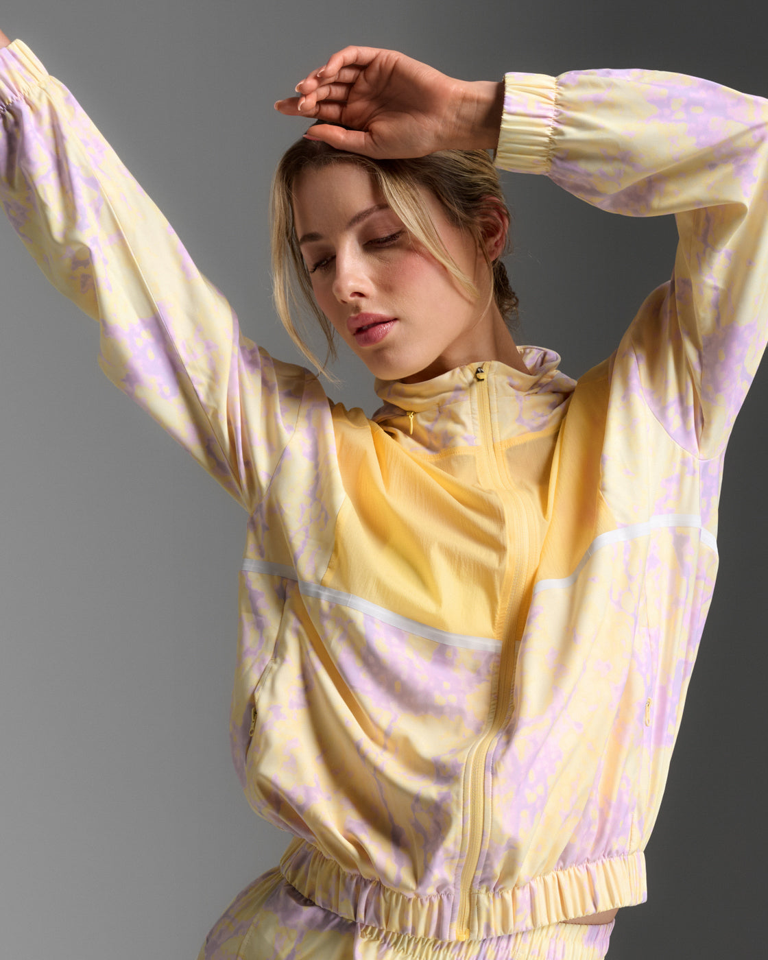 W Aero Sheer Windbreaker 女士 暢跑連帽防風防潑水機能外套 | 黃